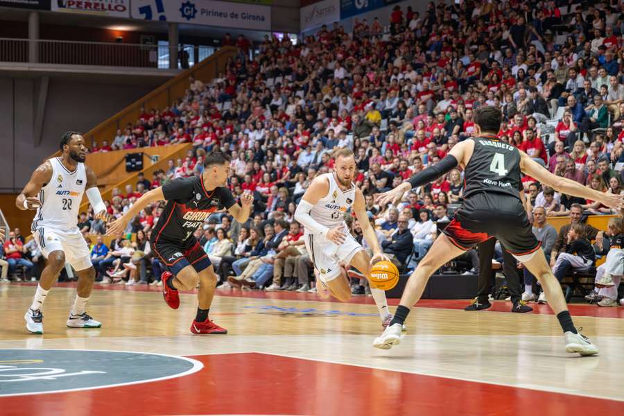Dzanan Musa intenta penetrar en la zona del Girona