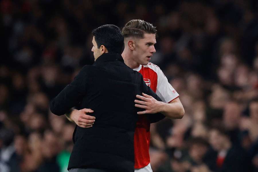 Arteta embraces Gyokeres after the game