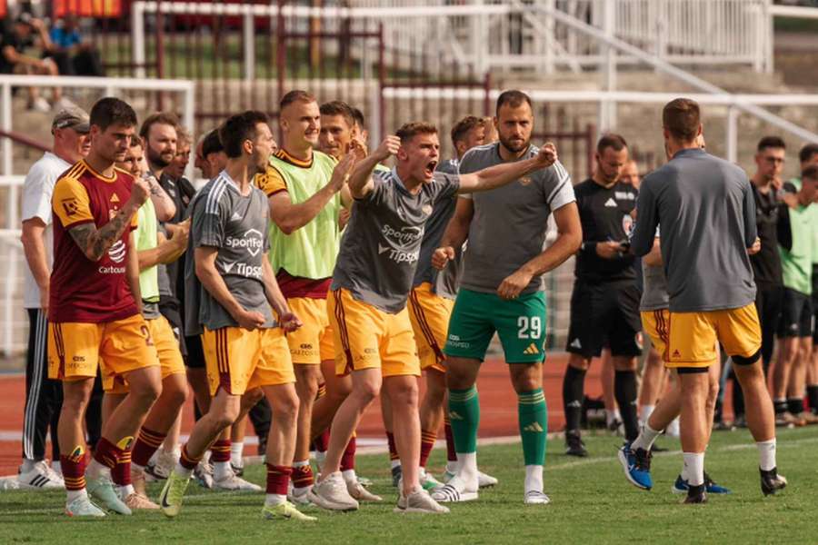 Pražská Dukla se sice radovala z udržení nejvyšší soutěže, klub ale nyní opouští řada hráčů.