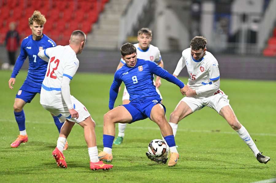 Jan Trédl a Ondřej Čoudek dotírají na Jovana Mijatoviče. Jan Trédl a Ondřej Čoudek dotírají na Jovana Mijatoviče.