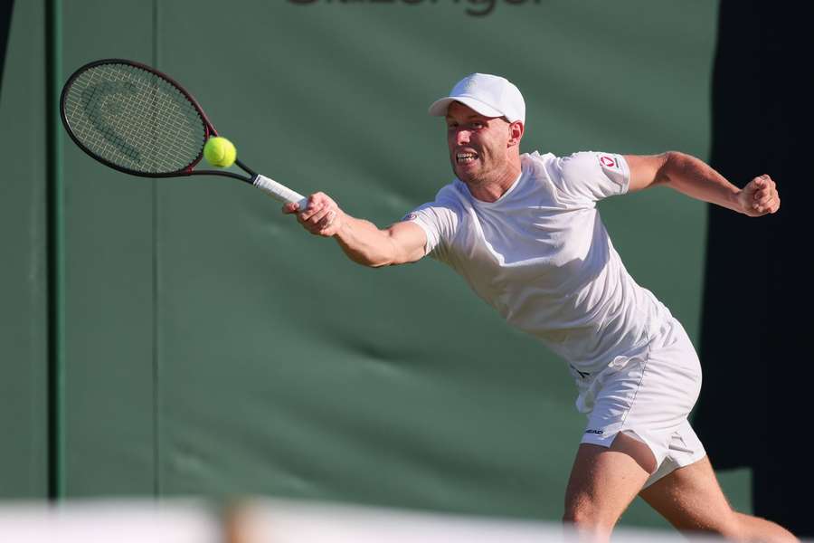 Filip Misolic streckt sich in Wimbledon.