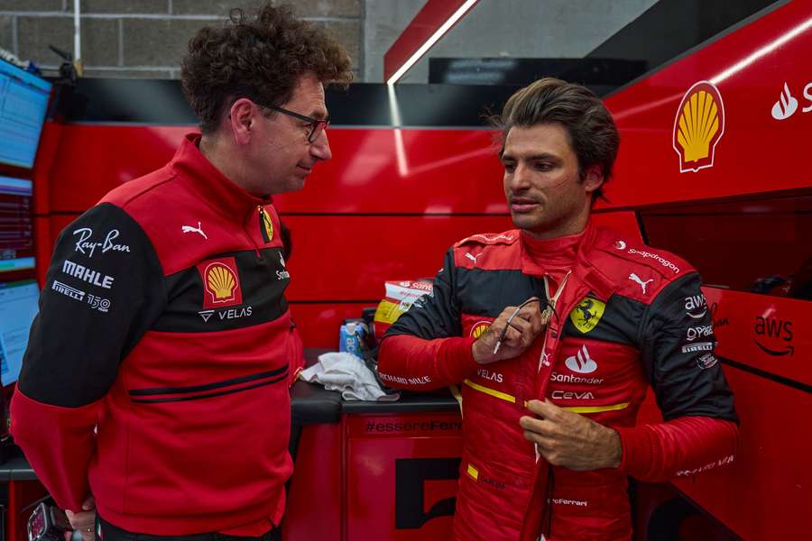 Ferrari garante que Mattia Binotto (à esquerda) tem o lugar seguro