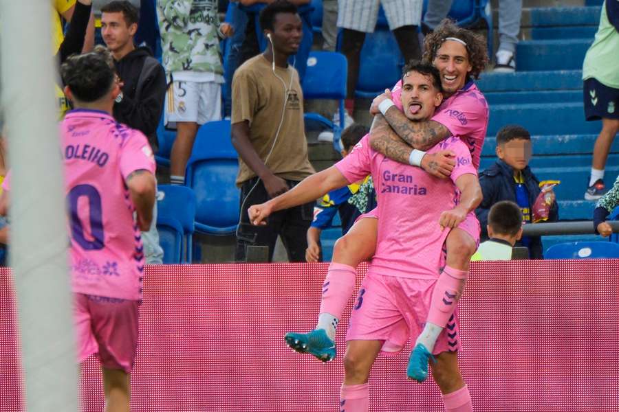 Álex Muñoz celebra junto a Fábio Silva su gol