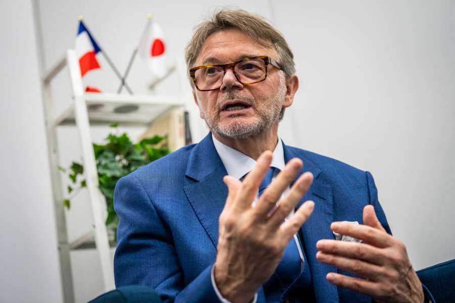 Troussier habla durante la entrevista