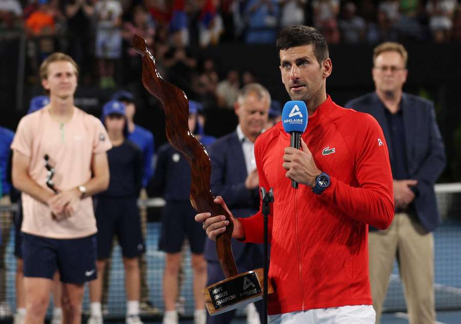 Djokovic con il trofeo di Adelaide