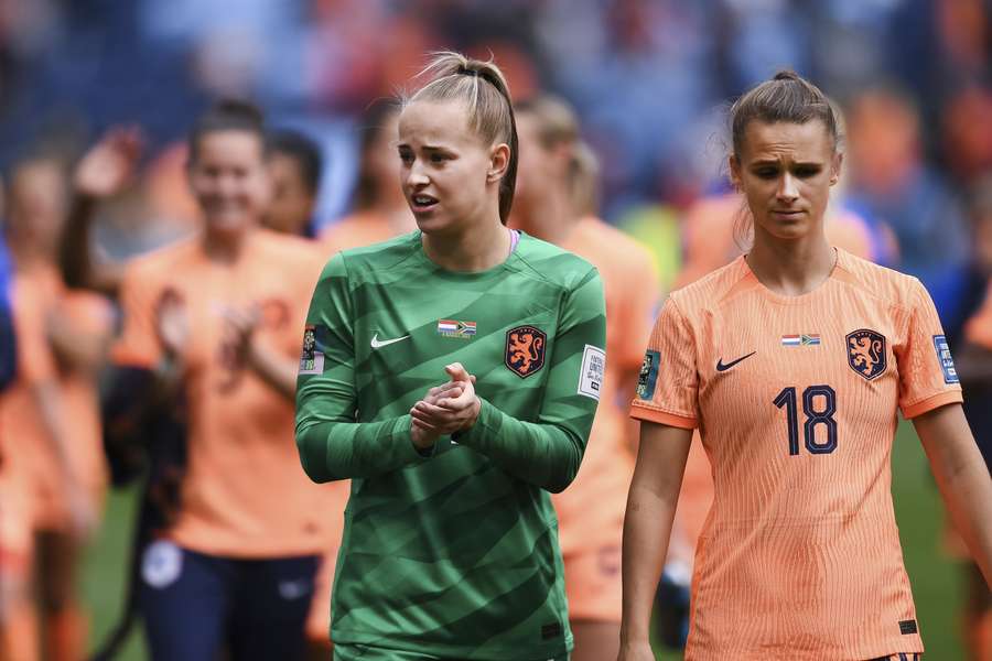 Daphne van Domselaar (L) na de gewonnen wedstrijd tegen Zuid-Afrika op het WK