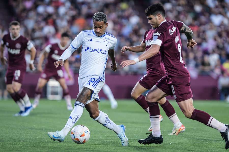 Cruzeiro fez uma partida inteligente na Argentina