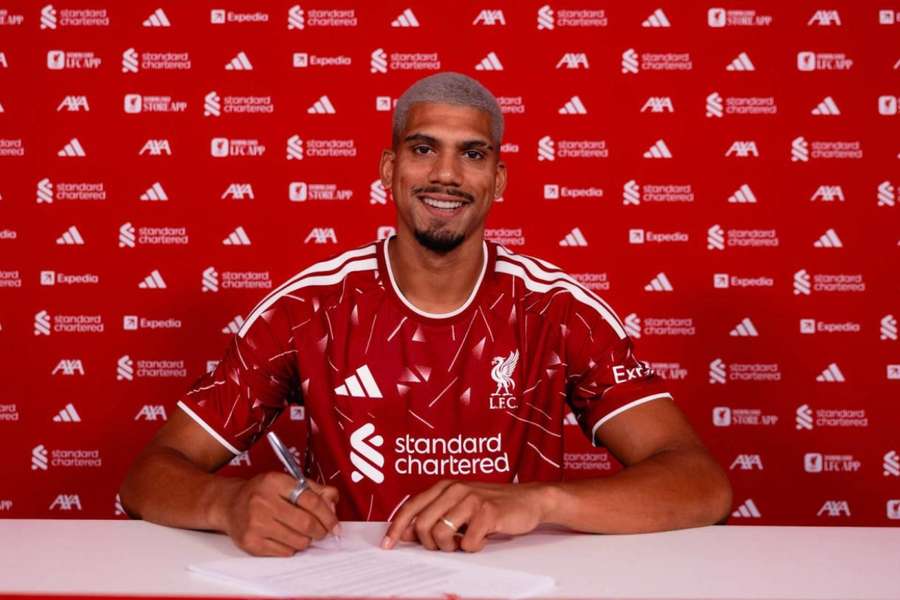 Araújo podepisuje s Liverpoolem. Araújo podepisuje s Liverpoolem.