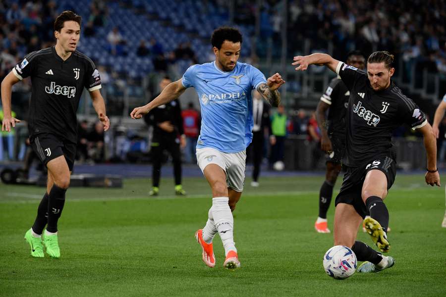 Felipe Anderson challenging Rabiot for the ball
