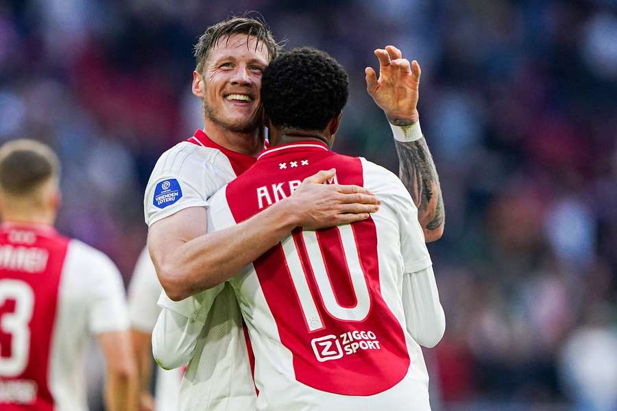 O Ajax venceu o FC Groningen na última jornada com golos tardios de Wout Weghorst (L) e Chuba Akpom
