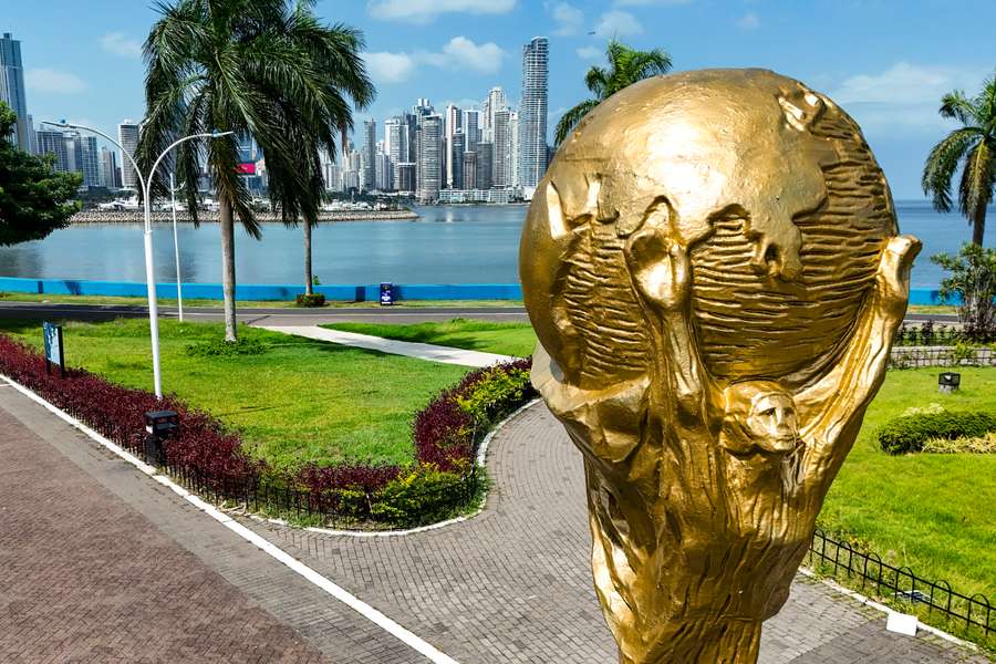 Une réplique géante de la Coupe du monde à Panama city.