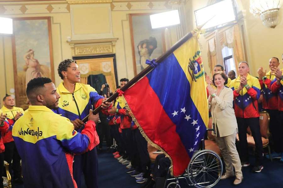 Yulimar Rojas aux côtés de Julio Mayora ce mardi à Caracas.