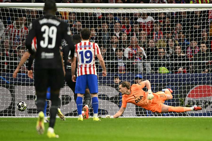 Kinský inkasuje první gól.