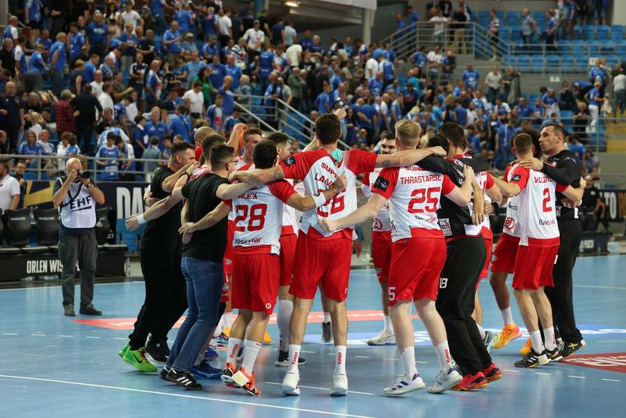 CS Dinamo Bucureşti a învins-o pe CSA Steaua Bucureşti cu scorul de 35-32