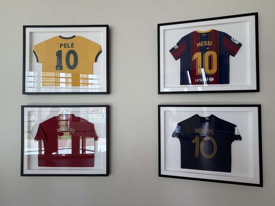 As camisas autografadas dos craques do futebol mundial As camisas autografadas dos craques do futebol mundial