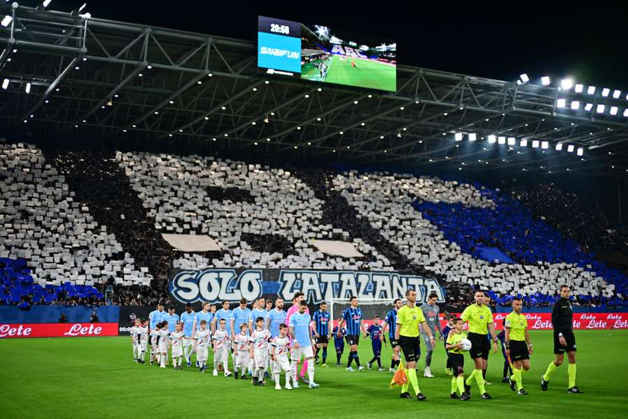 Lo spettacolo all'ingresso delle squadre