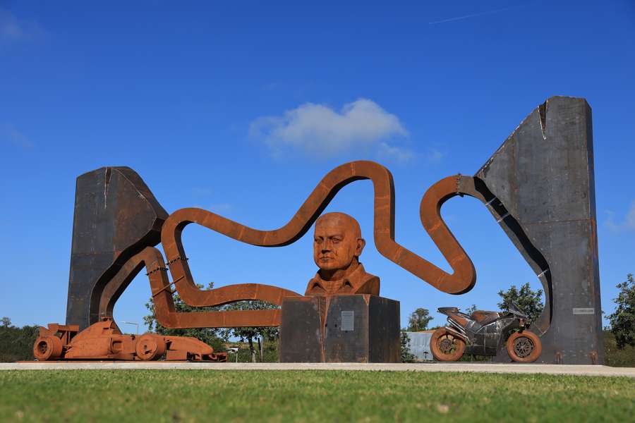 Escultura de homenagem ao fundador do Autódromo Internacional do Algarve (AIA), Paulo Pinheiro, falecido em 2024