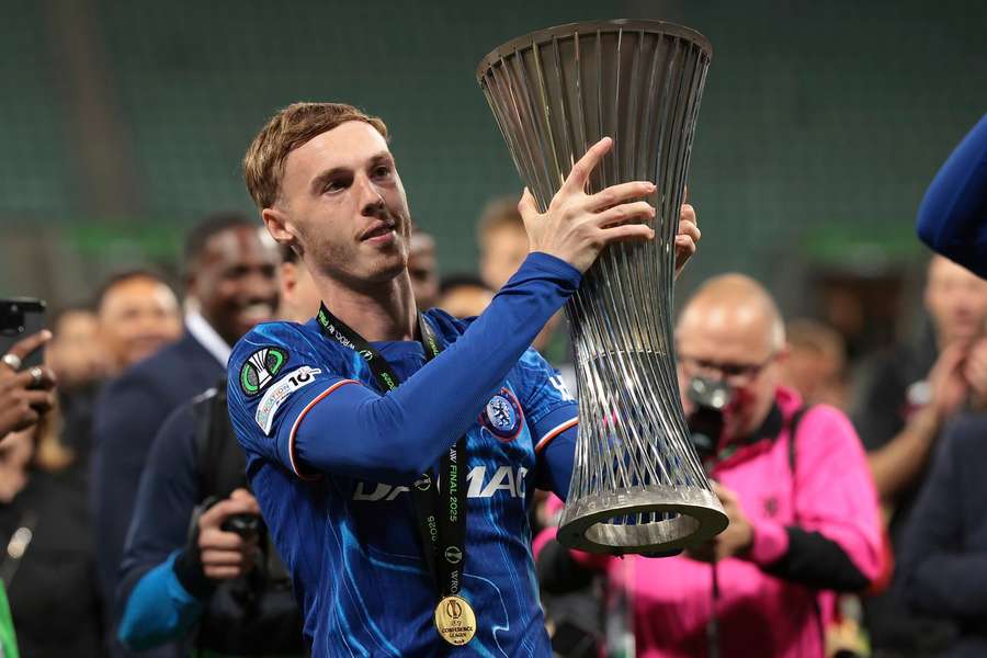 Palmer s trofejí pro vítěze Konferenční ligy.