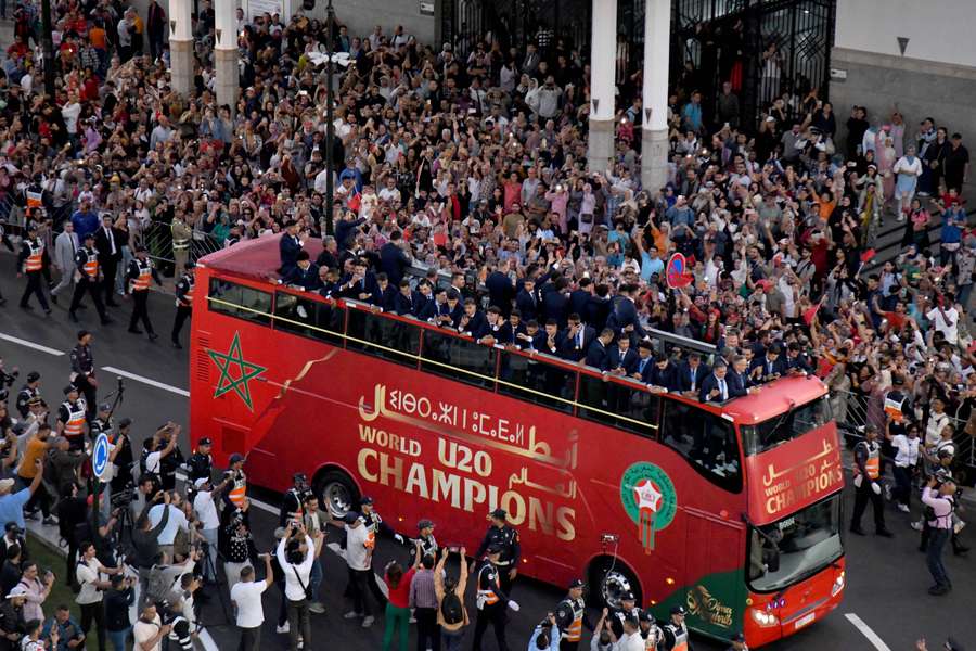 Desfile em carro aberto em Rabat após o título mundial sub-20 em 2025