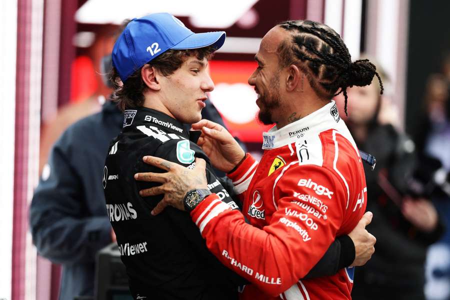 Antonelli é cumprimentado por Lewis Hamilton após a vitória