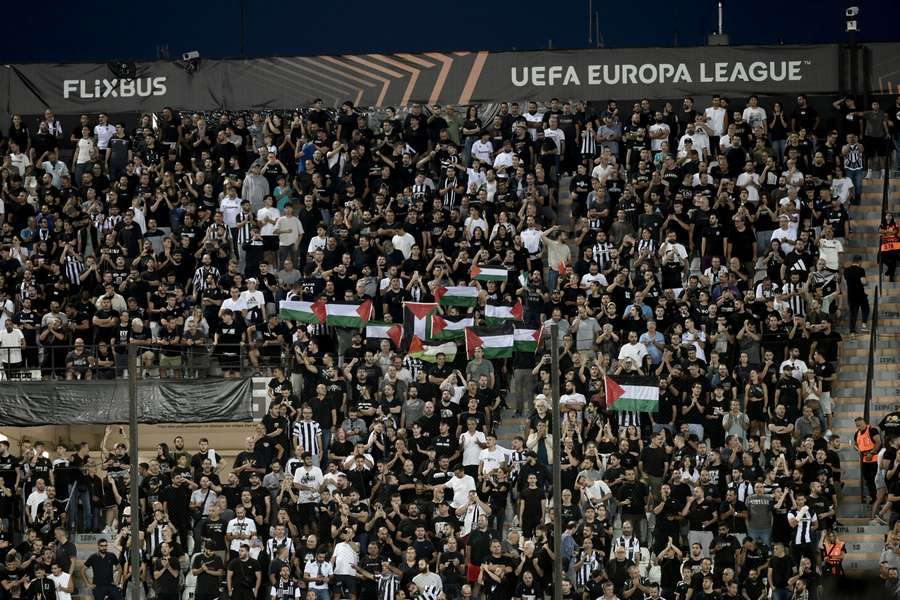 Protestas de los aficionados del PAOK frente al Maccabi Tel Aviv
