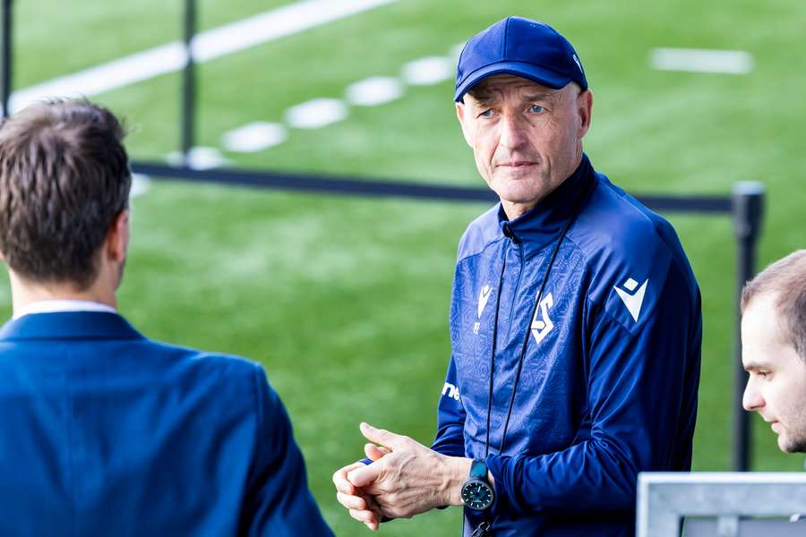 Trenér Zeidler se spoléhá i na výhodu umělého trávníku.