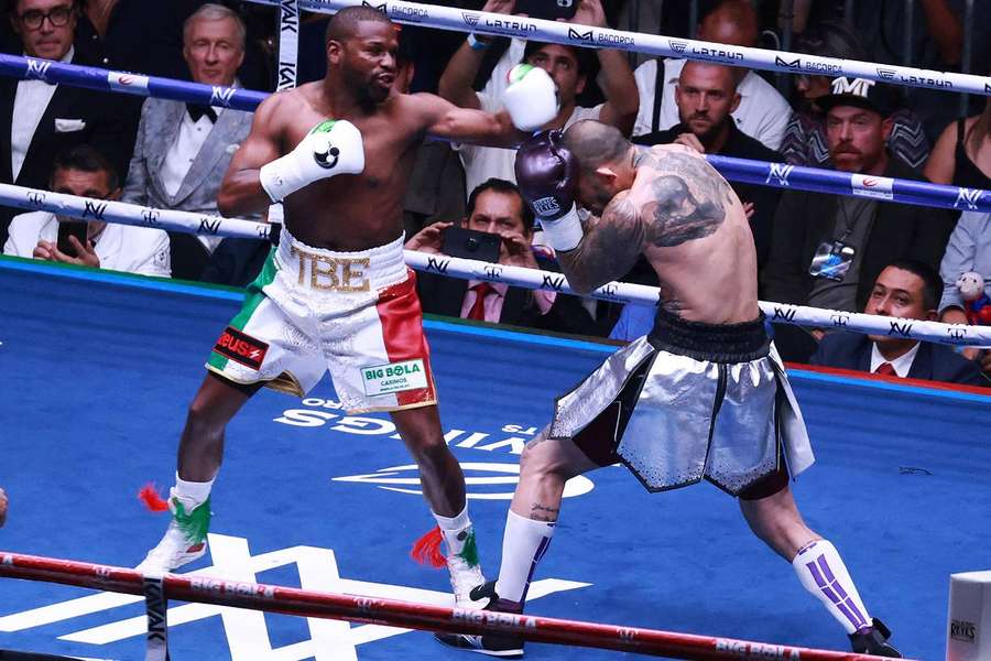 Floyd Mayweather a dominé John Gotti III à Mexico dans la nuit de samedi à dimanche. 