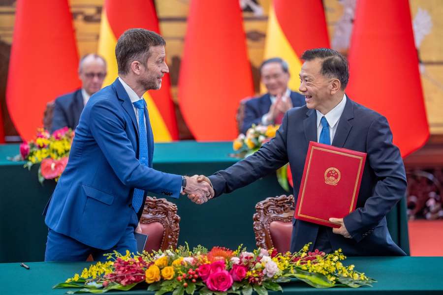 Wolfgang Dörner (l.) mit Shen Haixiong, Vorstand der China Media Group