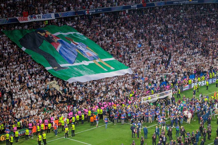 Die Pariser Fans ehrten Xana, die verstorbene Tochter von Luis Enrique.