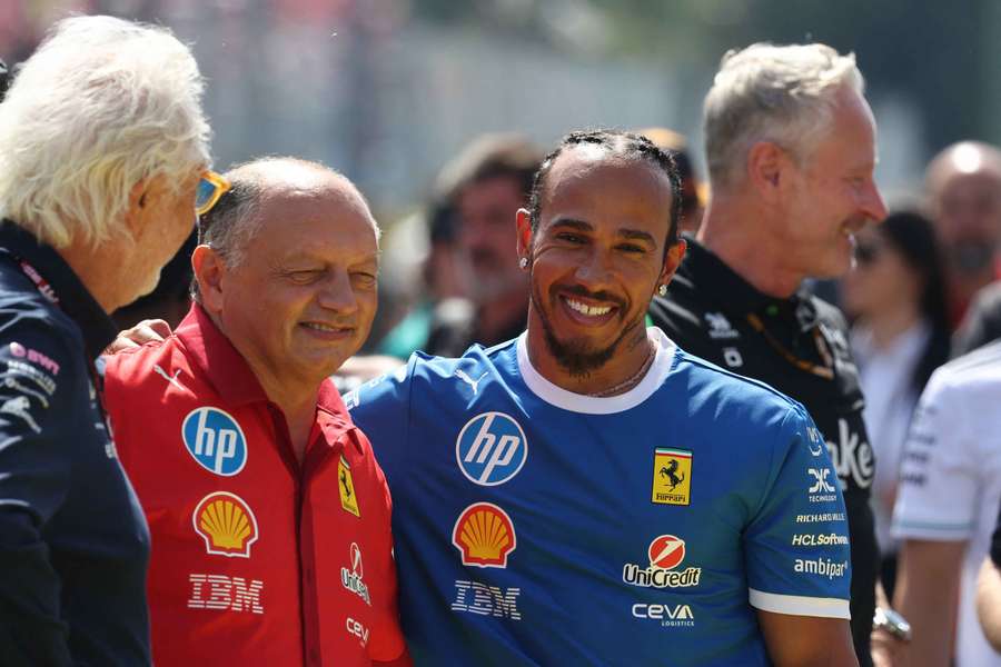 Lewis Hamilton (Mitte) und Ferrari-Teamchef Frederic Vasseur.