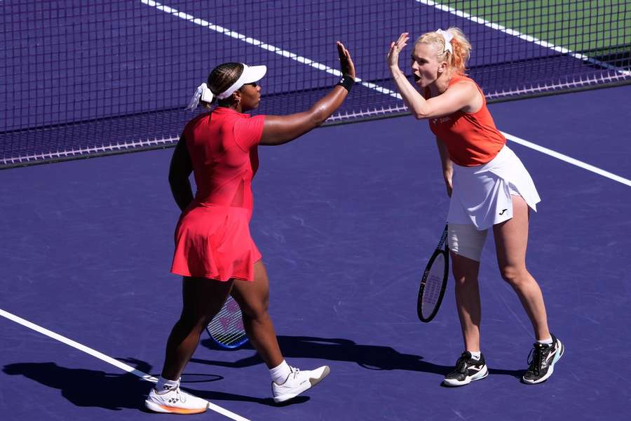 Kateřina Siniaková s Taylor Townsendovou v Miami pokračují ve vítězné sérii. Kateřina Siniaková s Taylor Townsendovou v Miami pokračují ve vítězné sérii.