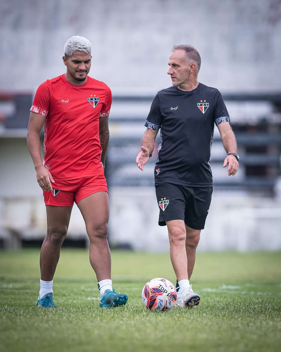 Nuno Pereira dá palestra durante um treino Nuno Pereira dá palestra durante um treino