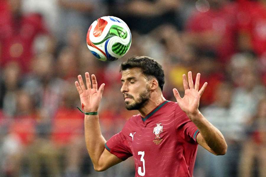 Rúben Dias em ação contra a Espanha Rúben Dias em ação contra a Espanha