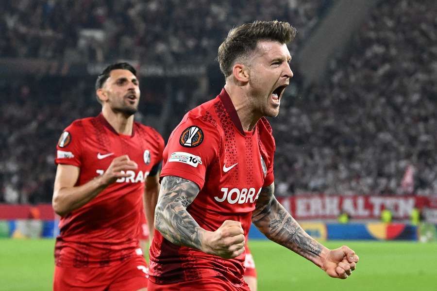 Obránce Freiburgu Lukas Kübler oslavuje gól do sítě Bragy.