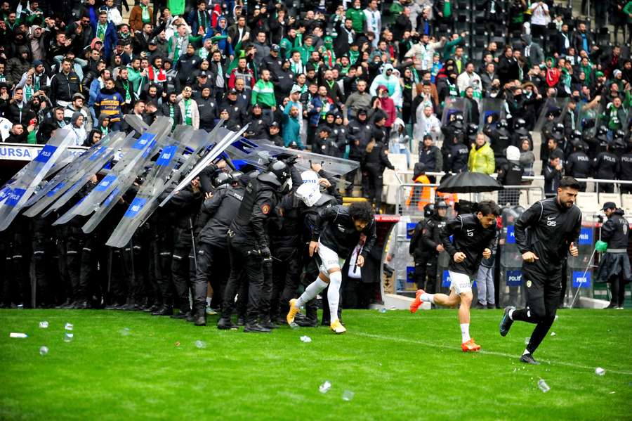 Confrontos em jogo de futebol na Turquia levam a sete detenções e protesto pró-curdo