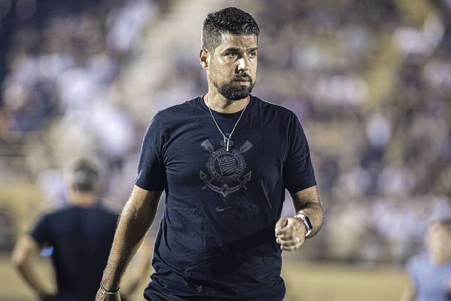Português António Oliveira tem a missão de levar o Corinthians ao inédito título da Copa Sul-Americana