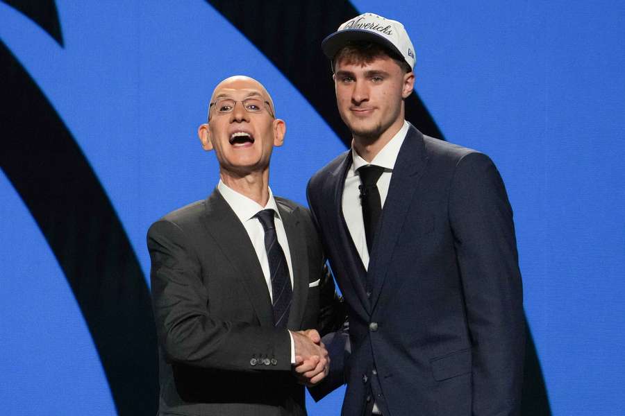 NBA-Draft: Cooper Flagg (r.) beim Handshake mit Ligachef Adam Silver. NBA-Draft: Cooper Flagg (r.) beim Handshake mit Ligachef Adam Silver.