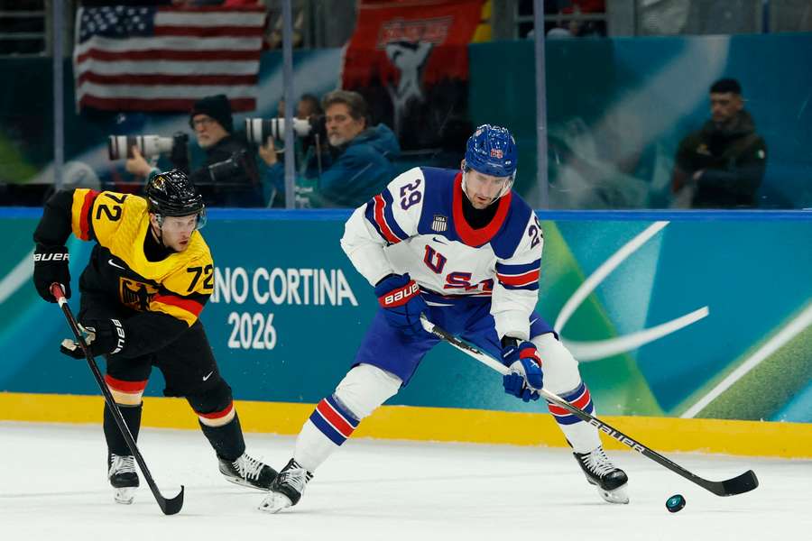 Dominik Kahun (l.) im Duell mit US-Profi Brock Nelson