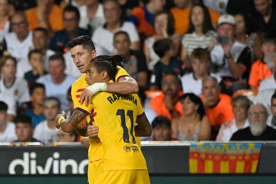 Lewandowski abraça Raphinha depois de segundo gol do Barcelona