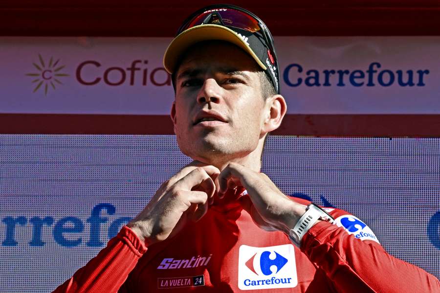 Wout van Aert vestiu a camisola vermelha depois de ser segundo na segunda etapa