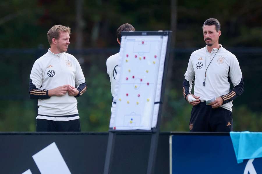 Bundestrainer Nagelsmann (l.) offenbart seine Aufstellung und Spielidee.