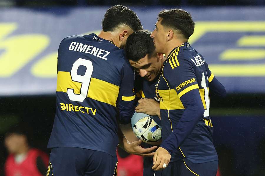 Boca celebra uno de los goles