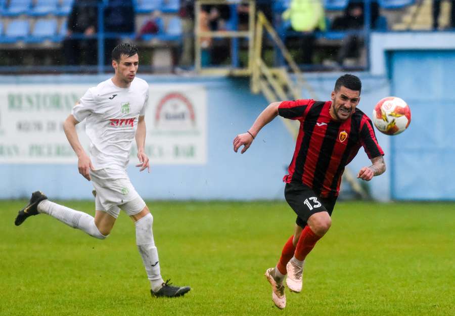 FK Vardar's North Macedonian midfielder Darko Razmoski (R) fights for the ball