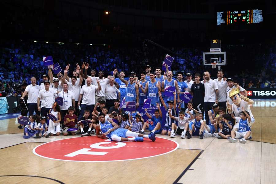 Los jugadores de Grecia celebran su clasificación para los Juegos