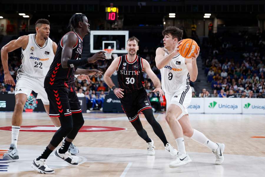 Hugo González intenta contactar con Edy Tavares durante el Real Madrid-Bilbao Basket