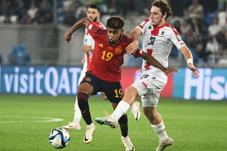 Lamine Yamal ante Luka Gagnidze en el Georgia 1-7 España de 2023