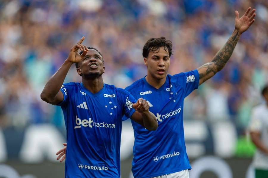 Jogadores do Cruzeiro comemoram gol contra a Chape pelo Brasileirão. Jogadores do Cruzeiro comemoram gol contra a Chape pelo Brasileirão.