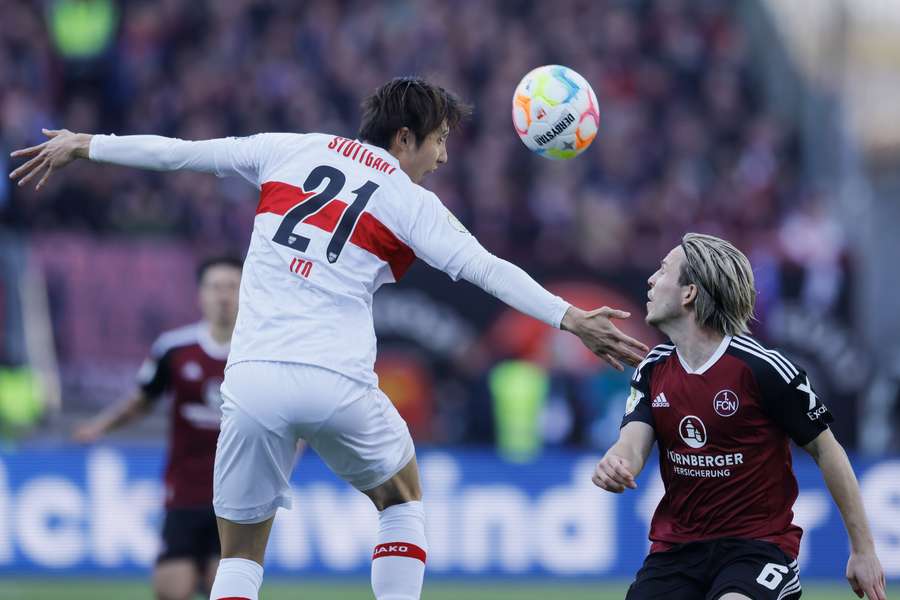 Hiroki Ito in actie voor VfB Stuttgart tegen 1. FC Nuremberg