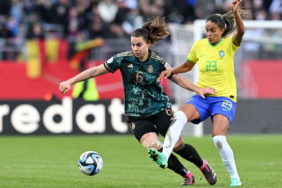 Lena Oberdorf (l.) im Zweikampf mit Gabi Nunes.