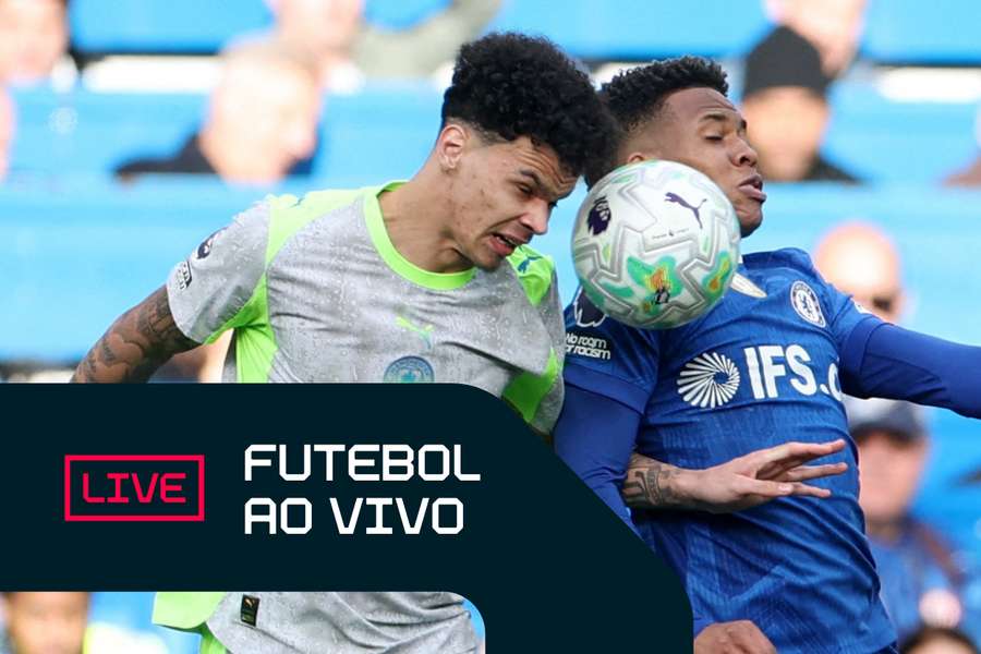 Estêvão disputa bola com jogador do City em clássico em Stamford Bridge